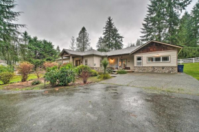 Woodinville Home with Furnished Deck and Fire Pit